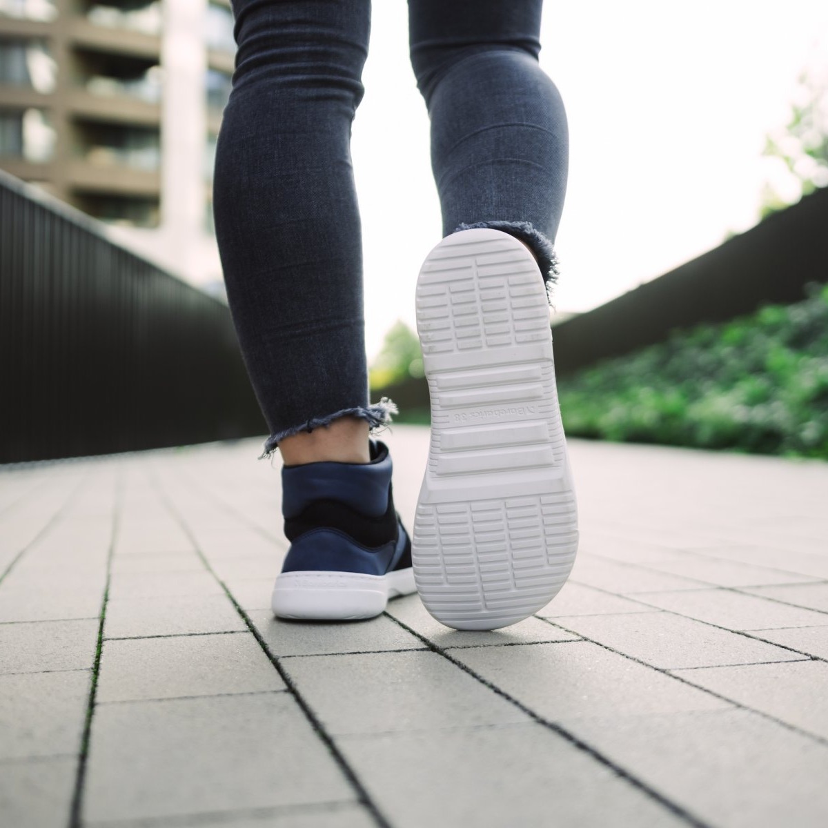 Barefoot tenisky Barebarics Lynx - Dark Blue & White.
Barebarics tenisky sú vyrábané v rámci procesov, ktoré minimalizujú vplyv na životné prostredie.
Zvršok sa skladá zo syntetického nubuku a syntetického veluru.Podšívka je vyrobená z polyesteru, ktorý je veľmi mäkký a príjemný na dotyk, čo poskytuje extrémny komfort pre pätu.Podošva je zhotovená z jemnej syntetickej gumy s vysokou odolnosťou voči opotrebeniu.
Barefoot atribúty
Anatomický tvar - Teniska rešpektuje tvar chodidiel.
Viac info
vychádzková obuvmoderný mestský dizajnnavrhnuté a ručne vyrobené v Európskej únii, z lokálnych udržateľných materiálovvynikajúca odolnosť a farebná stálosť materiálovdostupné v číslach: 36 - 47 (podľa európskeho merania)