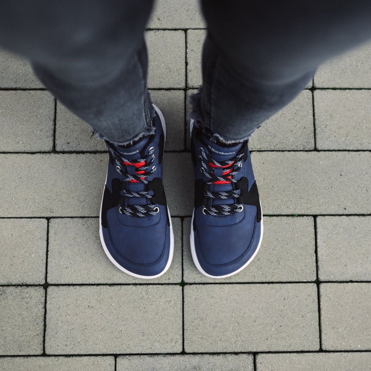 Barefoot tenisky Barebarics Lynx - Dark Blue & White.
Barebarics tenisky sú vyrábané v rámci procesov, ktoré minimalizujú vplyv na životné prostredie.
Zvršok sa skladá zo syntetického nubuku a syntetického veluru.Podšívka je vyrobená z polyesteru, ktorý je veľmi mäkký a príjemný na dotyk, čo poskytuje extrémny komfort pre pätu.Podošva je zhotovená z jemnej syntetickej gumy s vysokou odolnosťou voči opotrebeniu.
Barefoot atribúty
Anatomický tvar - Teniska rešpektuje tvar chodidiel.
Viac info
vychádzková obuvmoderný mestský dizajnnavrhnuté a ručne vyrobené v Európskej únii, z lokálnych udržateľných materiálovvynikajúca odolnosť a farebná stálosť materiálovdostupné v číslach: 36 - 47 (podľa európskeho merania)