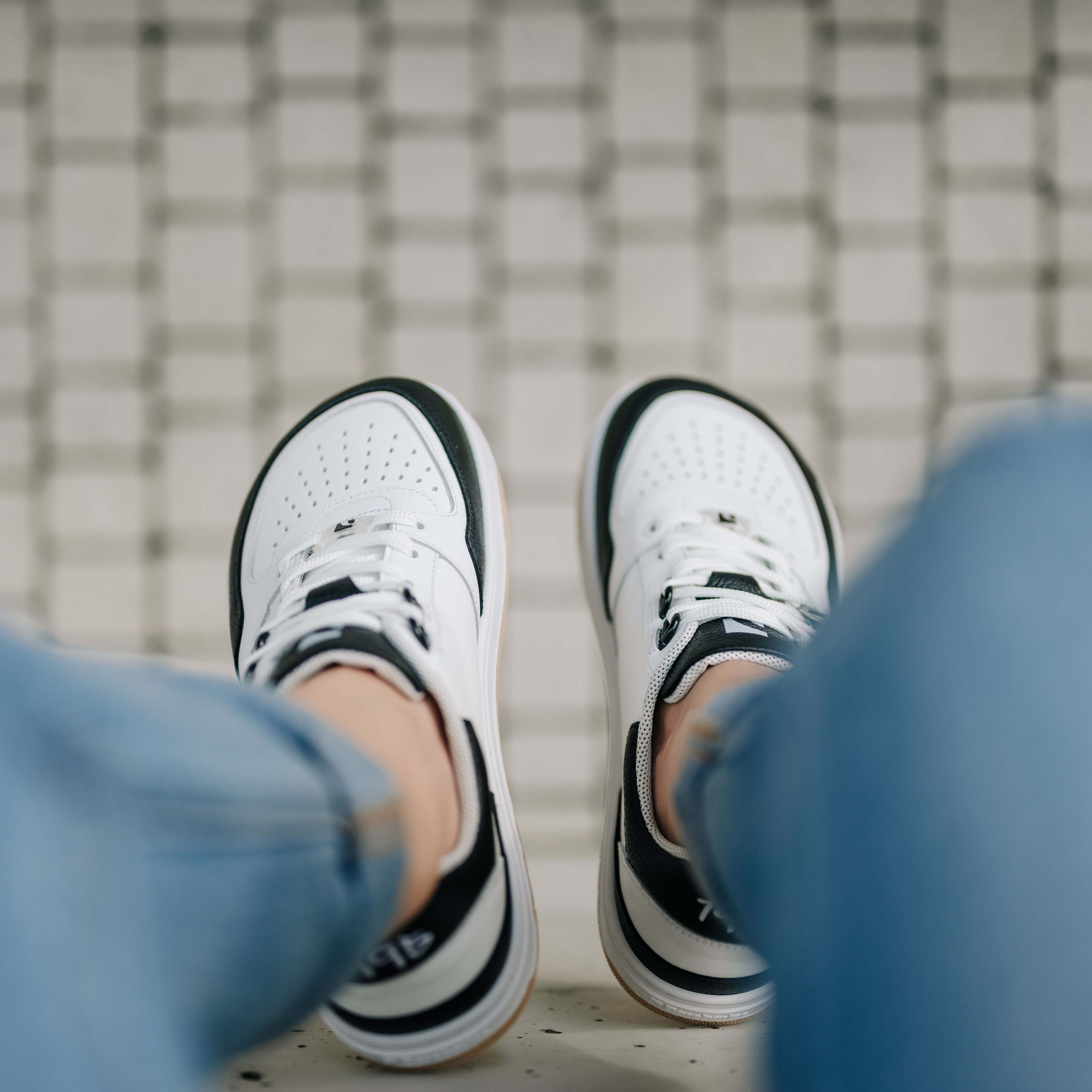 Barefoot tenisky Barebarics Wave - White & Black.
  Zvršok sa skladá z kvalitnej hladkej kože nappa; Ide o materiál, ktorý má výbornú odolnosť voči vlhkosti a ľahko sa ošetruje  Podšívka je vyrobená z technickej textílie Dermodry Coolmax®, ktorá zabezpečuje kontinuálny odvod vlhkosti; Tento typ podšívky urýchľuje proces odvodu a absorpcie potu, vďaka čomu ostáva koža suchá; Zároveň ide o mäkký, ľahký a priedušný materiál, ktorý sa používa pri výrobe prestížnych modelov obuvi a prechádza najnáročnejšími skúškami technickej kvality v nezávislých laboratóriach  Podošva je zhotovená z jemnej syntetickej gumy s vysokou odolnosťou voči opotrebeniu; Podošva Retro je inšpirovaná umením a pouličnými športami z konca 20.
Barefoot vlastnosti
  Anatomický tvar - Teniska rešpektuje tvar chodidiel.
Viac info
  vychádzková obuv  moderný mestský dizajn  navrhnuté a ručne vyrobené v Európskej únii, z lokálnych udržateľných materiálov  vynikajúca odolnosť a farebná stálosť materiálov  technológia Dermodry Coolmax® pre kontinuálny odvod vlhkosti  dostupné v číslach: 36-47 (podľa európskeho merania)