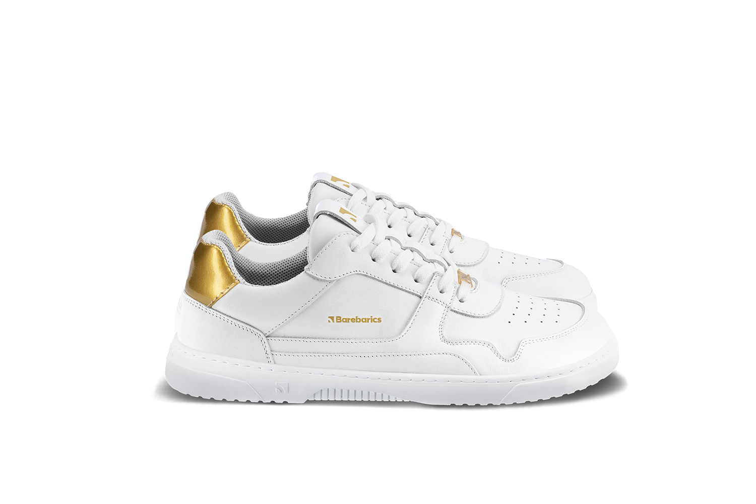 Barefoot tenisky Barebarics Zing - White & Gold - Leather.
Anatomický tvar Teniska rešpektuje tvar chodidiel.
Viac info
vychádzková obuvmoderný mestský dizajnnavrhnuté a ručne vyrobené v Európskej únii, z lokálnych udržateľných materiálovvynikajúca odolnosť a farebná stálosť materiálovtechnológia Dermodry Coolmax® pre kontinuálny odvod vlhkostidostupné v číslach: 36 - 47 (podľa európskeho merania)