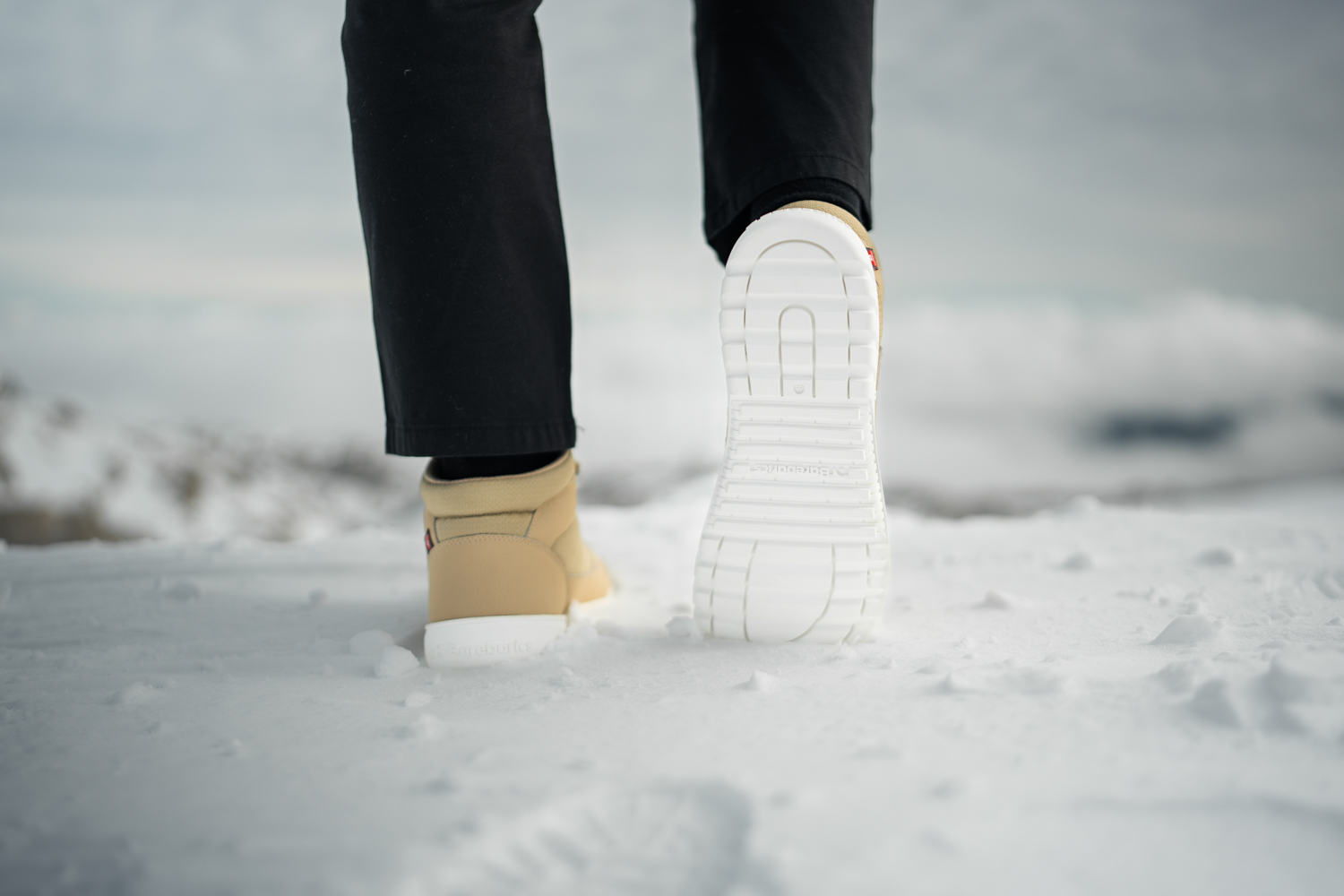 Barefoot topánky Barebarics UrbanEdge - Beige.
     barefoot topánky dokonale napodobňujú chodenie naboso, presne tak, ako to vymyslela príroda    nepremokavá paropriepustná membrána (každý pár prejde testom na vodeodolnosť)    podošva Barebarics PowerGrip sa pýši dezénom, ktorý podporí vašu chôdzu a zároveň zabráni pošmyknutiu    použitá technológia Primaloft je absolútna špička medzi termoizolačnými materiálmi    logo Barebarics umiestnené na topánke, háčikoch, šnúrkach či podošve    kapsový jazyk zabezpečuje jednoduché obúvanie a zabraňuje vniknutiu snehu či nečistôt    unisex barefoot topánky aj do tých najchladnejších dní    pre dosiahnutie čo najväčšieho komfortu odporúčame kombinovať s bavlnenými ponožkami
Výhody barefoot topánok:
    flexibilná podrážka    zero drop: päta a špička v jednej rovine pre správne držanie tela    priestranná špička pre vaše prsty    ľahká obuv