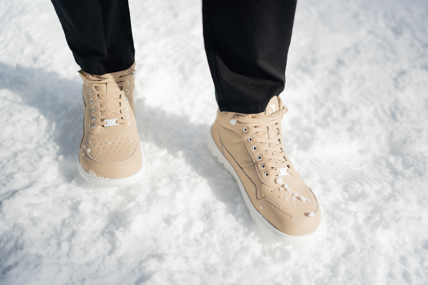 Barefoot topánky Barebarics UrbanEdge - Beige.
     barefoot topánky dokonale napodobňujú chodenie naboso, presne tak, ako to vymyslela príroda    nepremokavá paropriepustná membrána (každý pár prejde testom na vodeodolnosť)    podošva Barebarics PowerGrip sa pýši dezénom, ktorý podporí vašu chôdzu a zároveň zabráni pošmyknutiu    použitá technológia Primaloft je absolútna špička medzi termoizolačnými materiálmi    logo Barebarics umiestnené na topánke, háčikoch, šnúrkach či podošve    kapsový jazyk zabezpečuje jednoduché obúvanie a zabraňuje vniknutiu snehu či nečistôt    unisex barefoot topánky aj do tých najchladnejších dní    pre dosiahnutie čo najväčšieho komfortu odporúčame kombinovať s bavlnenými ponožkami
Výhody barefoot topánok:
    flexibilná podrážka    zero drop: päta a špička v jednej rovine pre správne držanie tela    priestranná špička pre vaše prsty    ľahká obuv